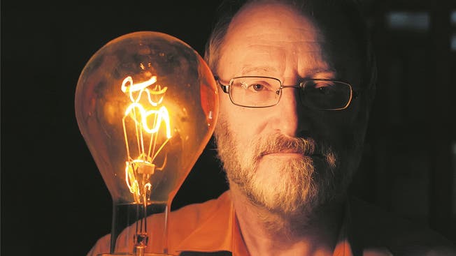 Eduard Buholzer mit einer Glühlampe, produziert in den 1950er-Jahren von der Glühlampenfabrik Aarau.