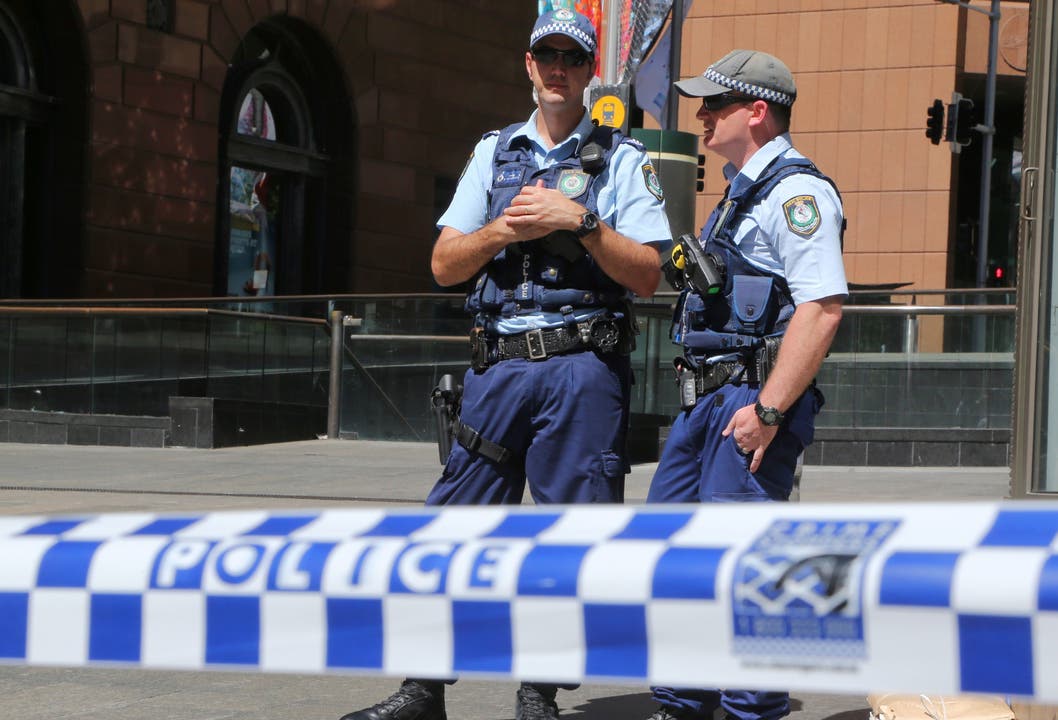 Nach Beginn der Geiselnahme: Die Polizei riegelt das Gelände im Stadtzentrum von Sydney ab.