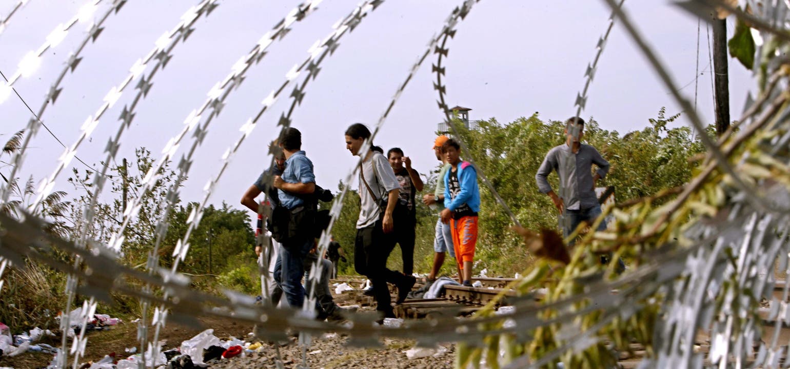 Flüchtlinge an der serbisch-ungarischen Grenze, die nun mit Stacheldrähten geschlossen ist.