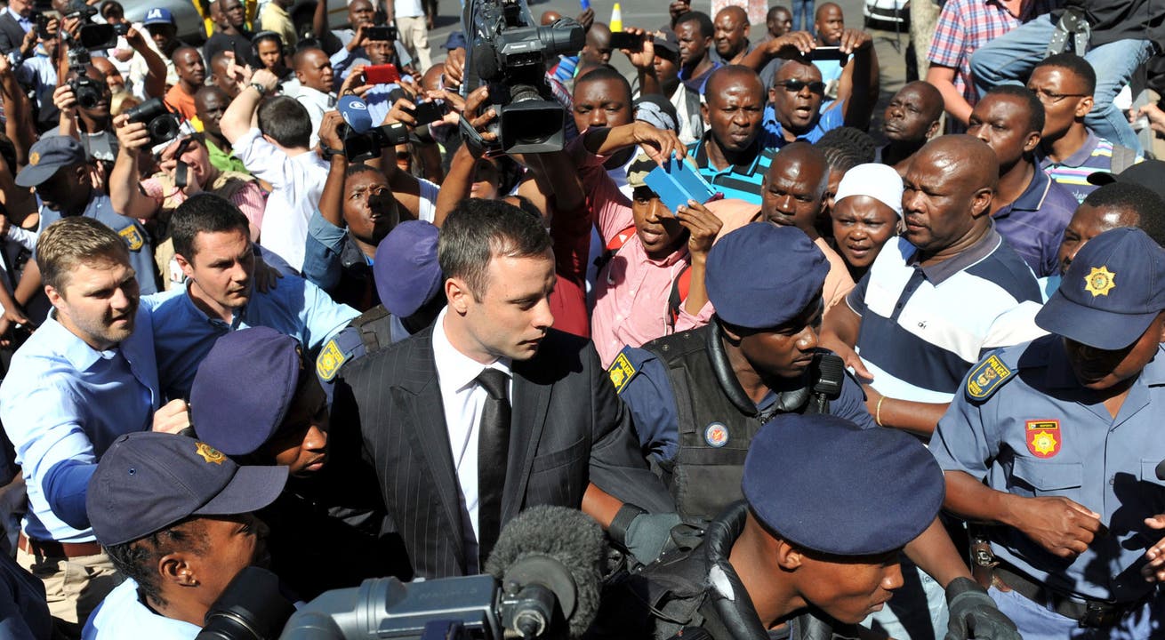 Oscar Pistorius kommt beim Gericht an: Er wurde zu fünf Jahren Haft verurteilt.