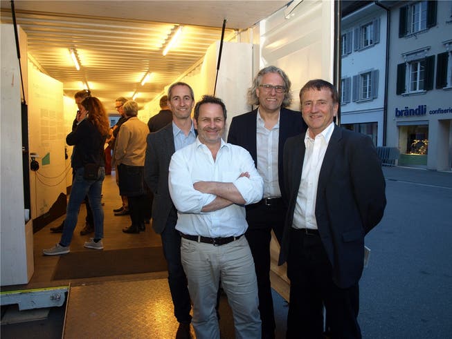 Von links Thomas Schwab, Daniel Schneider (beide Verein Stadtgespräche) sowie Bertram Ernst (Architekt, Planer) und Bernard Staub (Leiter Amt für Raumplanung Kanton Solothurn) vor dem Ausstellungscontainer «Darum Raumplanung».