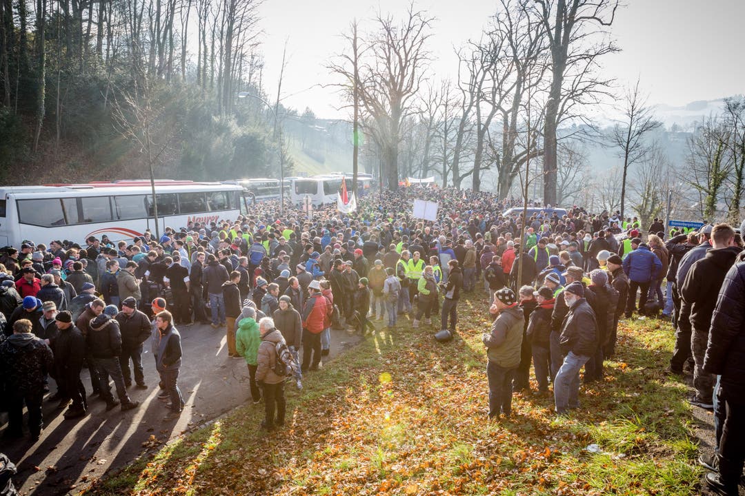 Rund 10'000 Bauern demonstrieren auf dem Bundesplatz in Bern gegen geplante Sparmassnahmen. Wir begleiten die Aargauer Bauern an der Demonstration, organisiert vom Aargauischen Bauernverband.