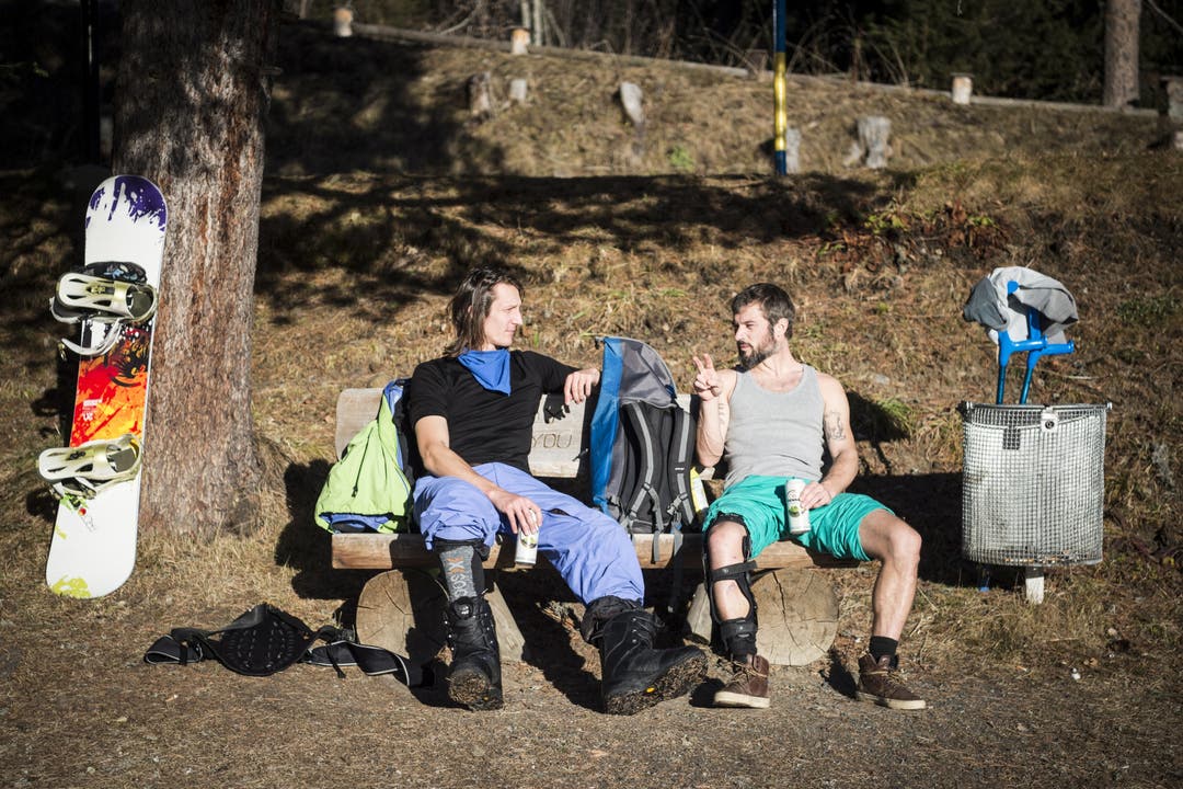 Zwei Snowboarder geniessen die milden Temperaturen am Obersee in Arosa