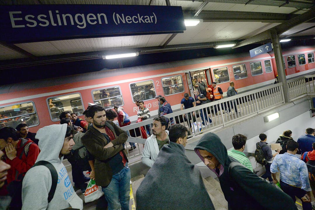 Flüchtlinge erreichen Esslingen in einem Spezialzug.