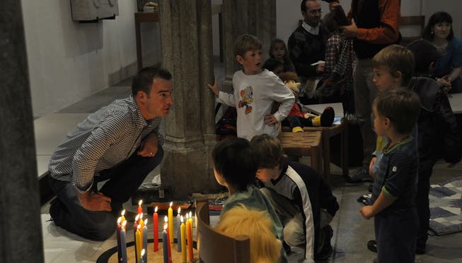 In der reformierten Kirche Aarau feiern die Kinder die Gottesdienste mit Ritualen, wie dem Anzünden einer Kerze.