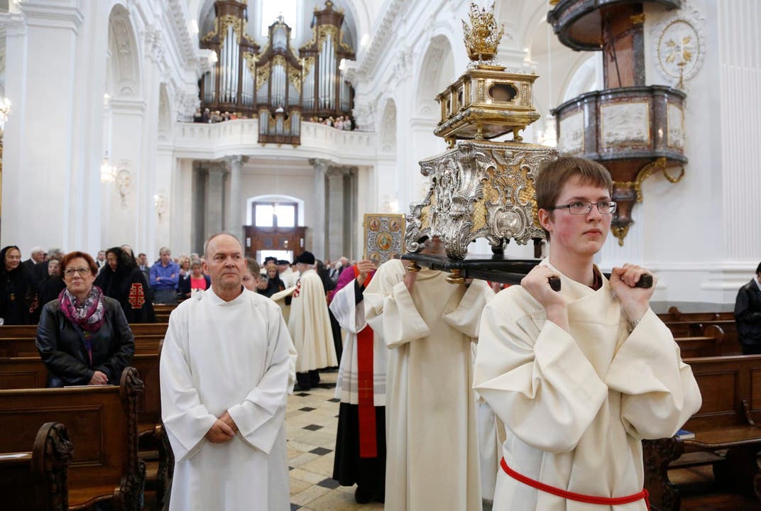 Ministranten beim festlichen Einzug zum Feiergottesdienst – mit dem «Heltum» (Reliquienschrein), das die Köpfe von St. Urs und St. Viktor enthalten soll