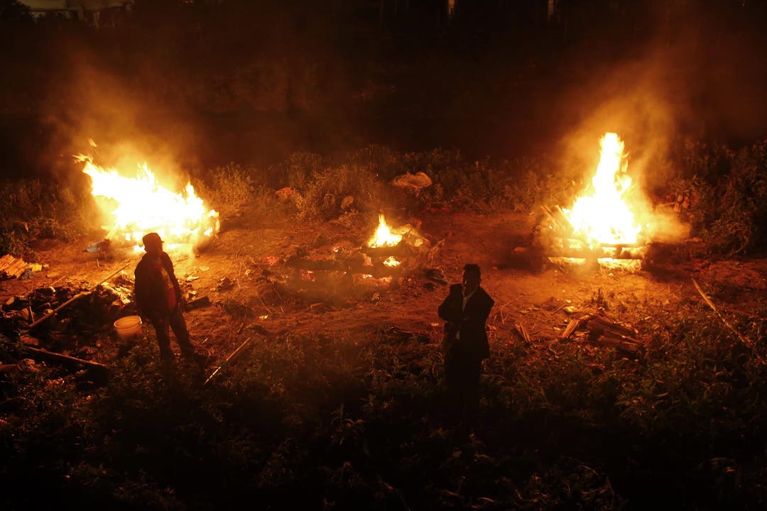 Massen-Kremationen: Die Überlebenden verbrennen in Kathmandu ihre Angehörigen.