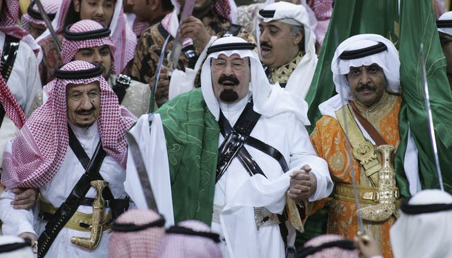 König Abdullah mit gezücktem Schwert inmitten von Prinzen auf einer Aufnahme von 2007.