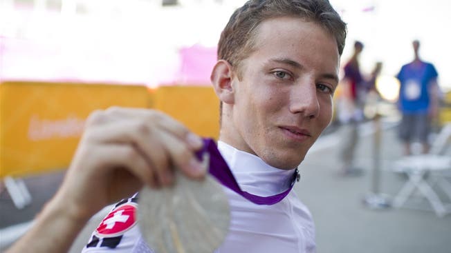 Handbiker Tobias Fankhauser mit der Silbermedaille in London 2012. Keystone
