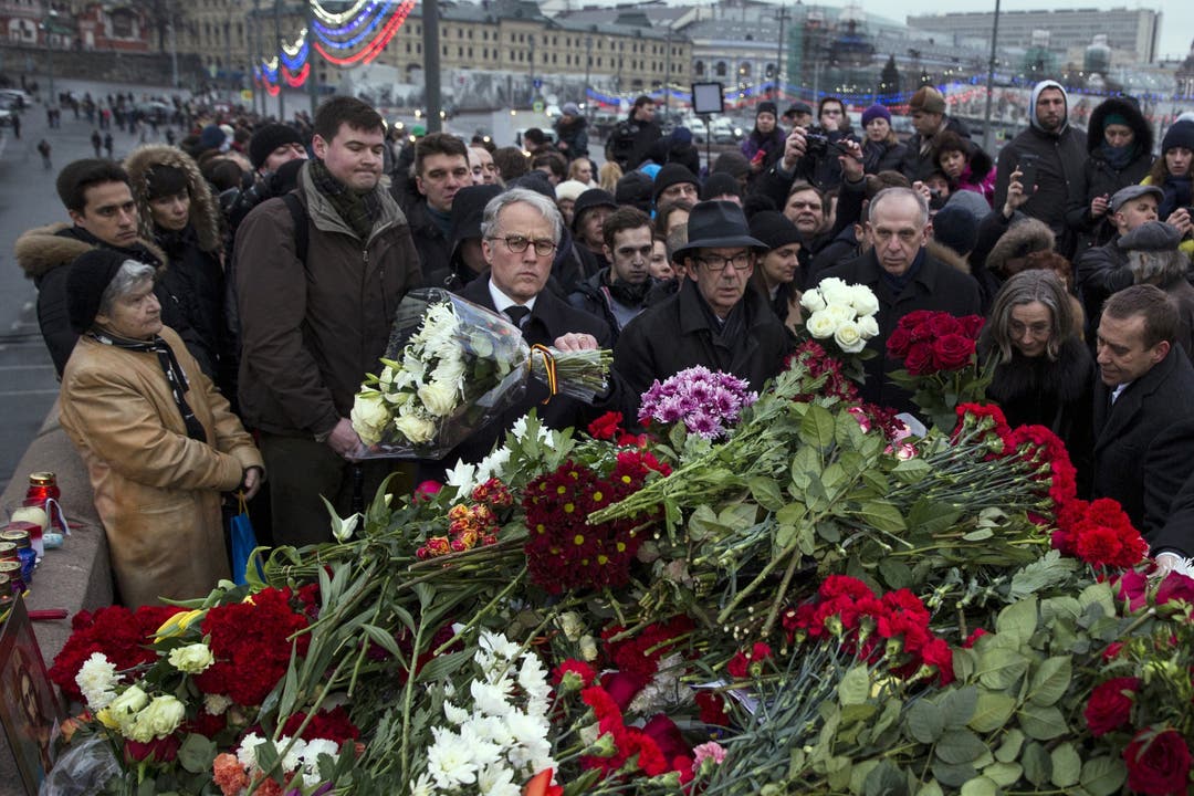 Eine Gruppe von EU-Botschaftern legen am Tatort Blumen nieder in Ehren an den ermordeten Boris Nemzow.