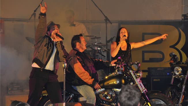 Die Coverband Edel Rock aus Deutschland heizt den Zuhörern am Spornegg Open ein. Sogar eine Harley darf nicht fehlen auf der Bühne.