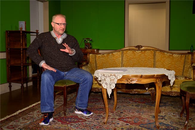 Alex Truffer, Geschäftsführer der Gesamtschule für Theater Grenchen, im aktuellen Bühnenbild der Schopfbühne.Oliver Menge