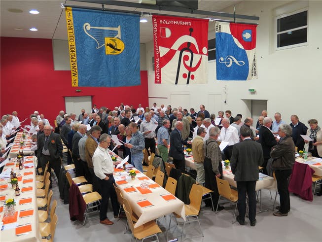 Die Delegierten des Solothurner Kantonal- Gesangsvereins (SOKGV) in der fahnengeschmückten Bühlhalle Däniken beim gemeinsamen Singen des Schlusslieds.
