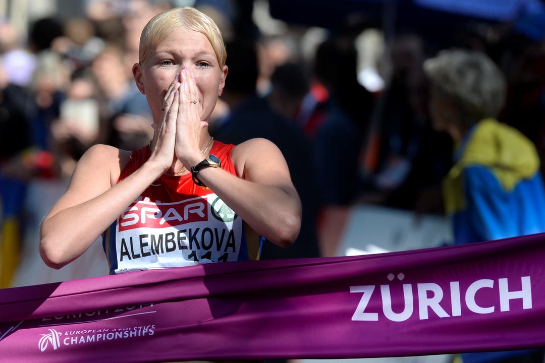 Die Russin Elmira Alembekova gewinnt das 20 km-Rennen im Gehen.