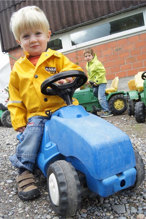 Der zweijährige Mattia hat Freude am Traktorfahren.