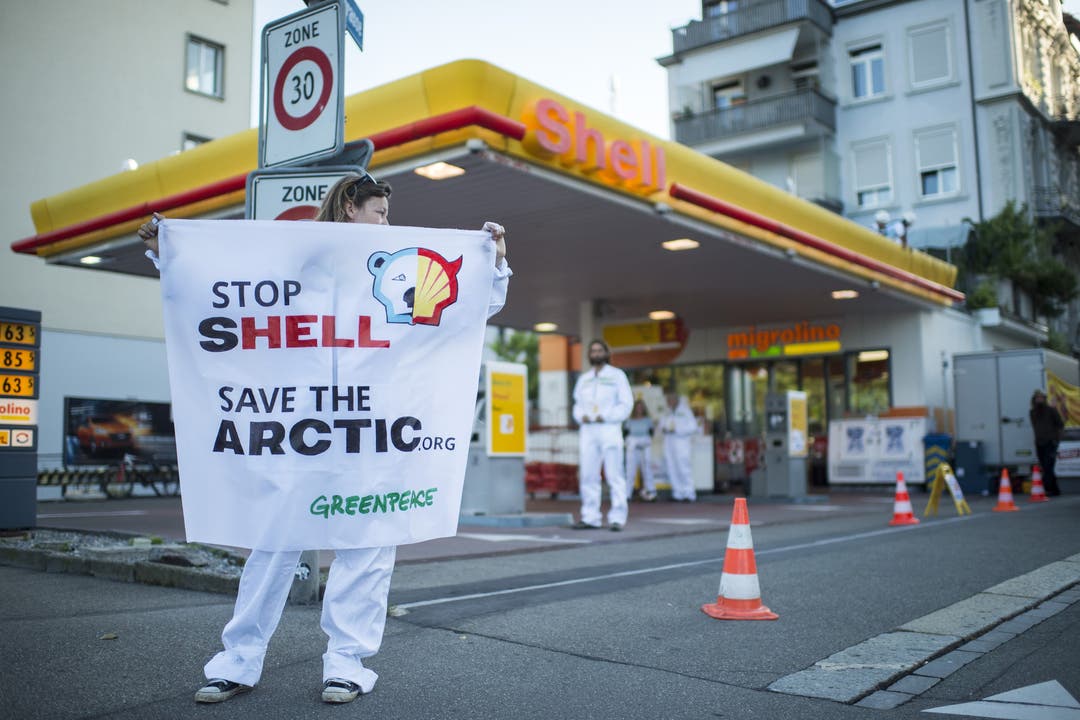 Greenpeace will mit der Aktion darauf aufmerksam machen, dass das Öl aus den Shell-Zapfsäulen in der Schweiz in Zukunft von Bohrungen in der Arktis kommen könnte.