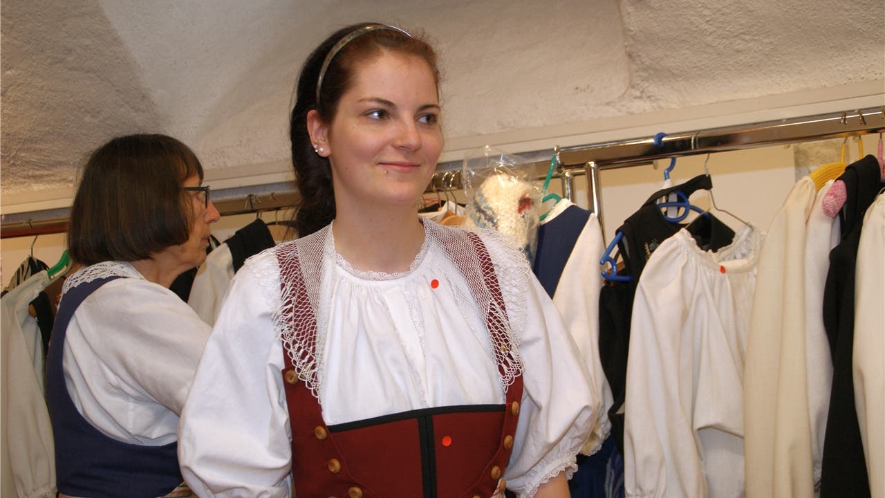 Die 19-jährige Nadja Stettler hat für ihre Auftritte mit der Trachtentanzgruppe das richtige Kleid gefunden.