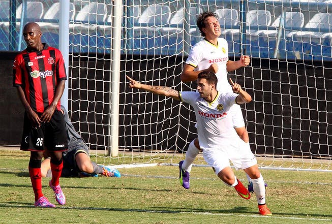 Renato Steffen (M.) bejubelt seinen 1:0-Führungstreffer auf Zypern