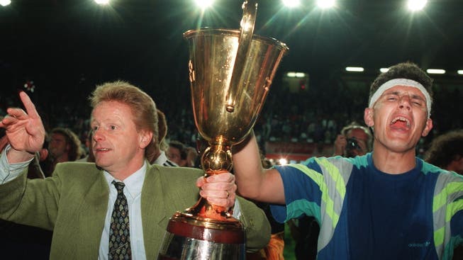 Drei Runden nach dem Spiel in Bern gabs im Brügglifeld kein Halten mehr: Meisterfeier von 1993 mit Trainer Rolf Fringer und Kultfigur Petar Aleksandrov.