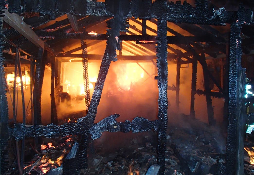 Scheune neben Rebberg in Tegerfelden wird durch Brand zerstört