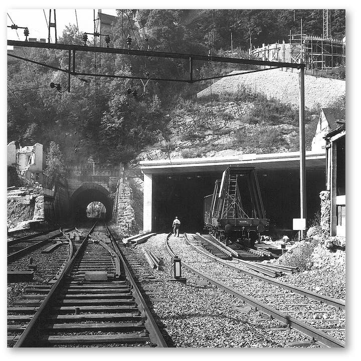 1961: Noch steht der alte Bahntunnel (links) in Betrieb, während der neue im selben Jahr eröffnet wurde.