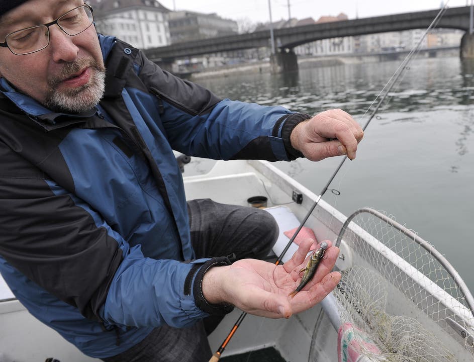 Fischer Martin Wagmann zeigt den Fischköder.