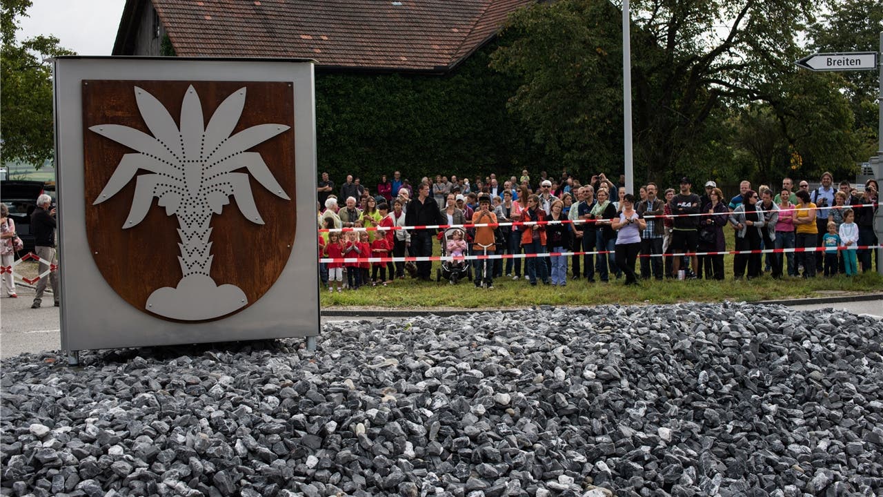 Eine grosse Festgemeinde verfolgte die Enthüllung des neuen Kreiselschmucks von Hallwil mit dem Ortswappen.