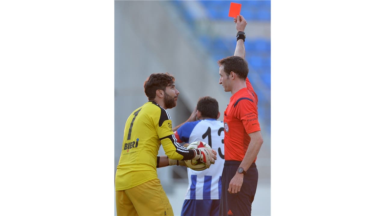 Kein Fingerspitzengefühl: Schiedsrichter Simon Roth zeigt beim Stand von 0:7 Agron Ibraimi (Nummer 13) wegen angeblichem Hands die rote Karte, Goalie Nadircan Dilsiz ist entsetzt.