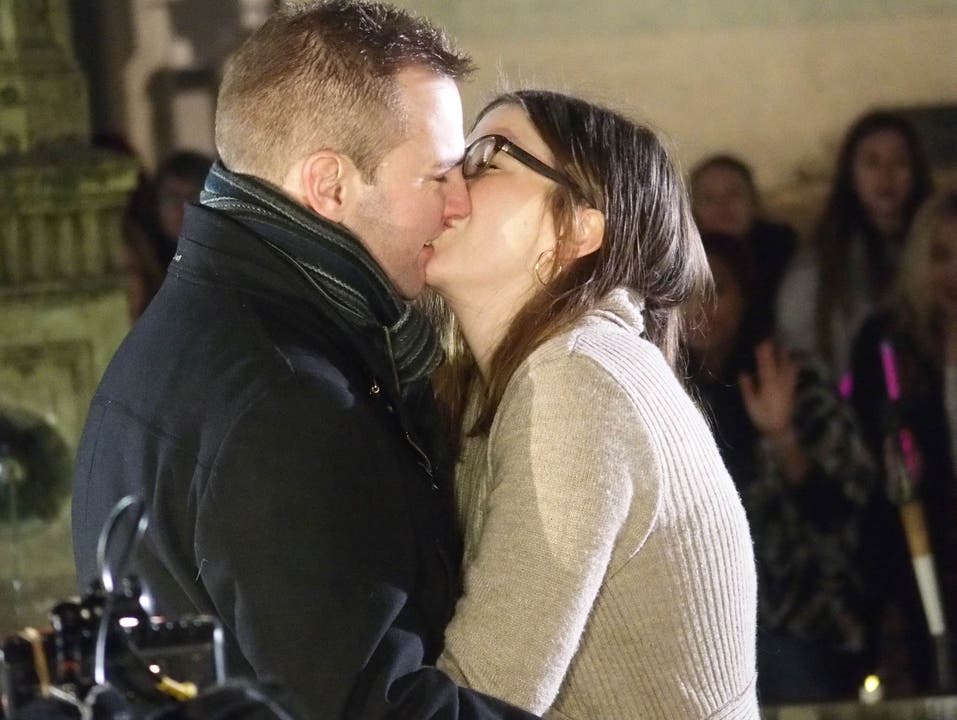 Laura begrüsst ihren Herzbuben Oliver mit einen Kuss - von seinem Antrag weiss sie noch nichts