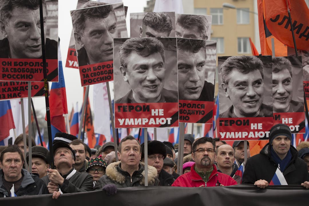 Tausende Oppositonelle am Trauermarsch für Bors Nemzow in Moskau.