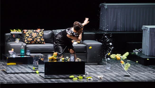 Die Einspringerin Sonya Yoncheva putzt als Violetta alle(s) weg.Toni Suter + Tanja Dorendor/Opernhaus