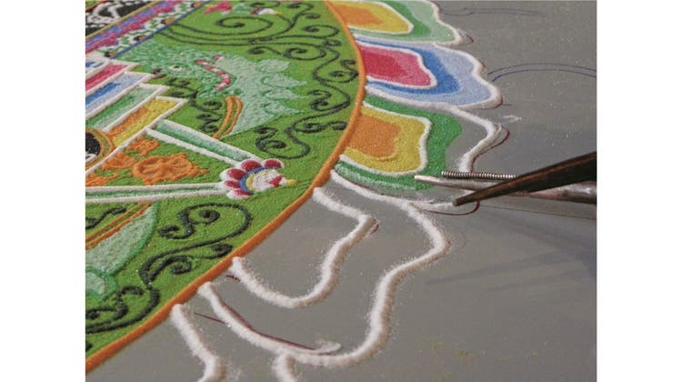 Kunstvolle Muster in allen Farben – ein Sandpalast für Buddha