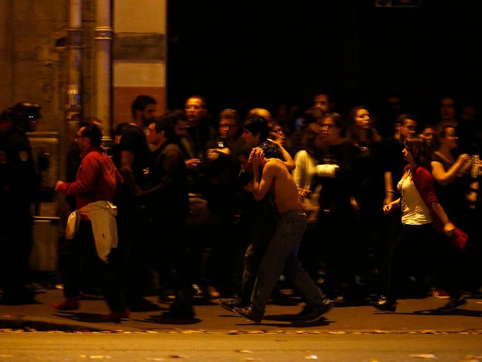 Menschen in Angst vor dem Konzertsaal Bataclan nach den Anschlägen in Paris.