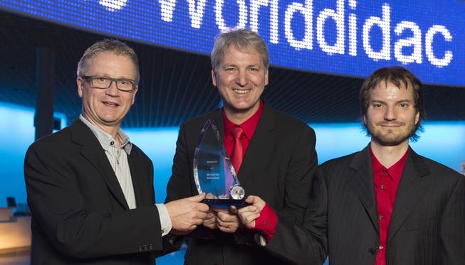 Rolf Helbling (Berufsfachschullehrer, Luzern), Henning G. Timcke (CEO) und Andreas U. Trottmann (Werft 22 (v. l.) präsentieren den Award.