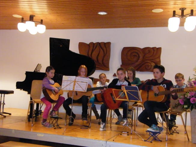 Das Gitarren-Ensemble von Musiklehrer Yasunori Imamura spielte „Boogie for Zurich“.
