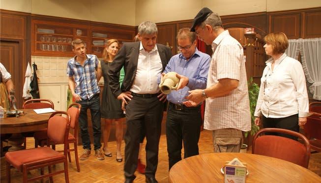 Gemeindepräsident, Vizepräsident und Archäologe (vorne, von links) begutachten die gefundene Vase. sibylle Haltiner