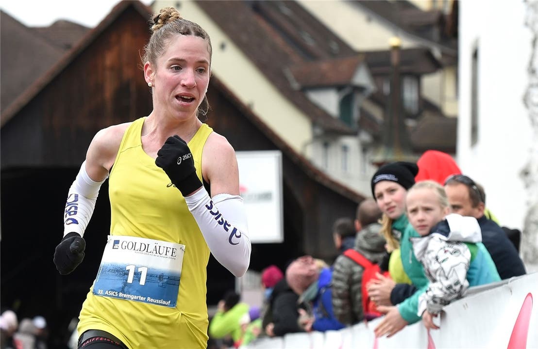 Martina Strähl läuft in Bremgarten mit grossem Vorsprung ins Ziel.