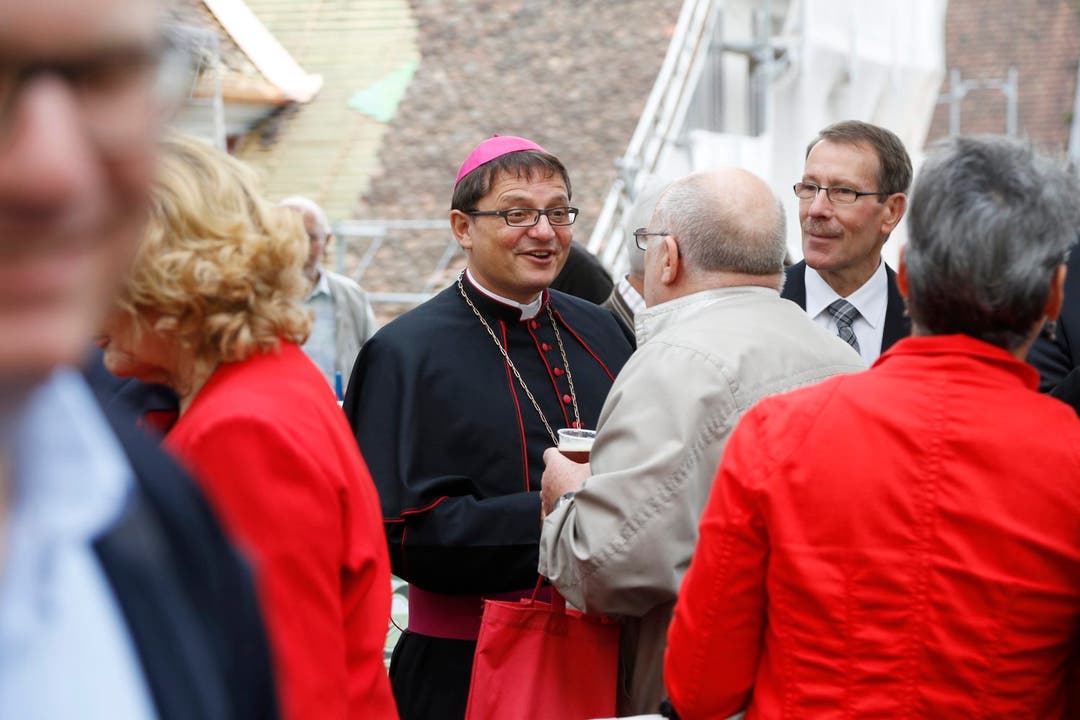 Bischof Felix Gmür im Gespräch mit Besuchern