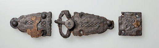 Mit feinen Silbereinlagen verzierte Gürtelgarnitur aus dem 7. Jahrhundert aus dem frühmittelalterlichen Friedhof Grenchen.