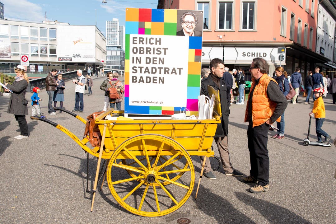 Badener Stadtratswahl-Kandidaten präsentieren sich am Wochenmarkt vor dem Manor (Schlossbergplatz) an eigenen Ständen.
