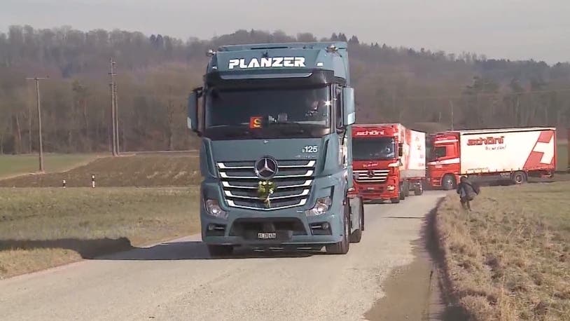 Schinznacherfeld - Trauerfahrt: Kollegen nehmen Abschied von verstorbenem  LKW-Fahrer