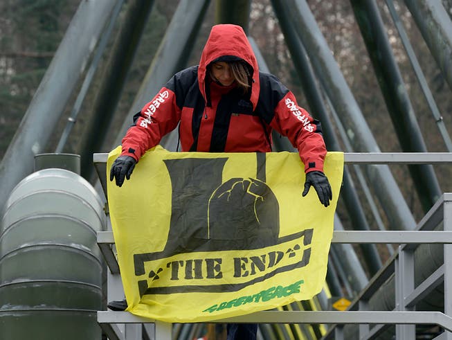 Zwei der 68 Greenpeace-Aktivisten, die im März 2014 das KKW Beznau stürmten, werden angeklagt und müssen sich wegen Hausfriedensbruch und Sachbeschädigung vor Gericht verantworten (Archiv).