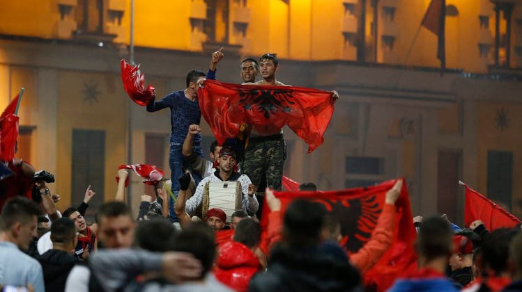 Albanien-Fan geht mit Sturmgewehr in Zürich an Fussball-Feier