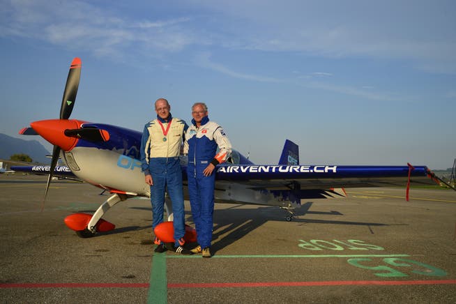 Kunstflugpilot Isidor von Arx (links) und der Eigentümer des Flugzeugs, Christoph Meyer vor der «Extra 330 SC».