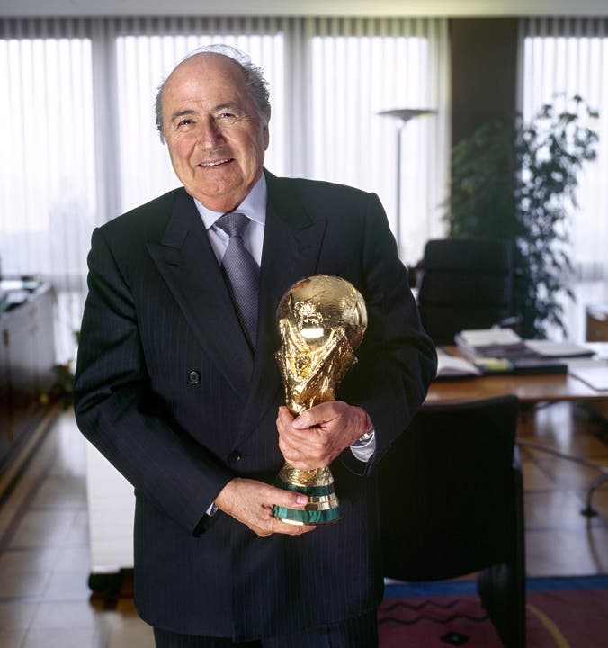 Sepp Blatter in seinem Büro mit dem WM-Pokal 2006