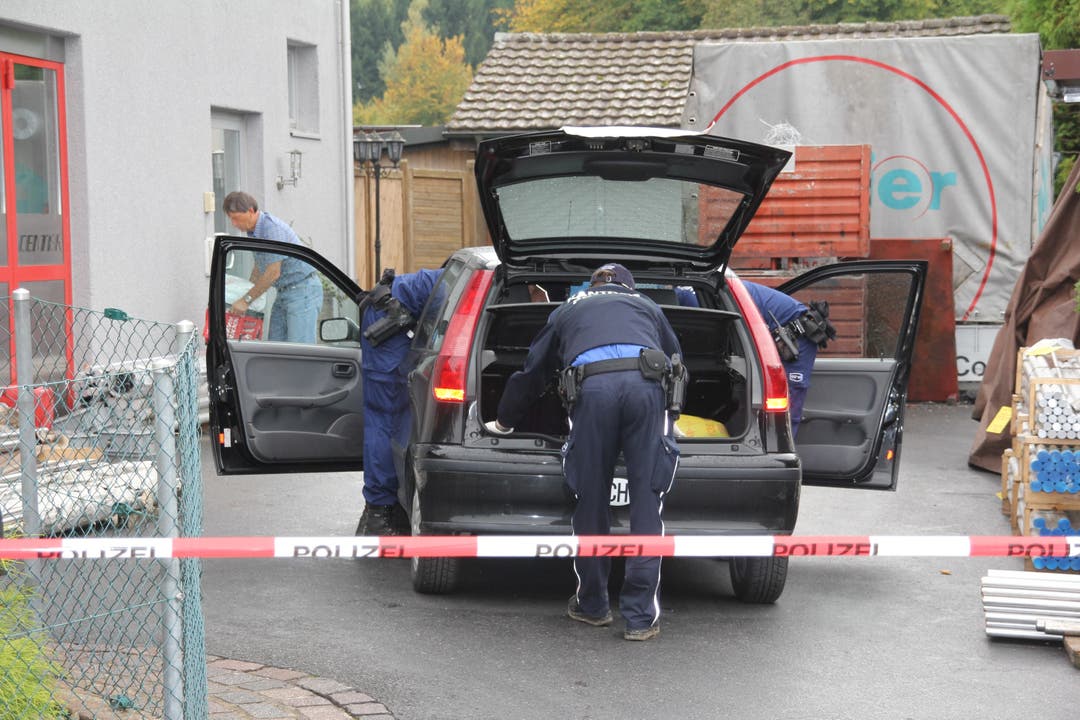 Tötungsdelikt Gränichen Polizisten durchsuchen ein Auto beim Tatort.