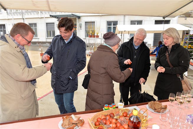 Munteres Eiertütschen: Heinz Westreicher und François Scheidegger, Tony Broghammer mit einer Passantin und Veronika Scheidegger.