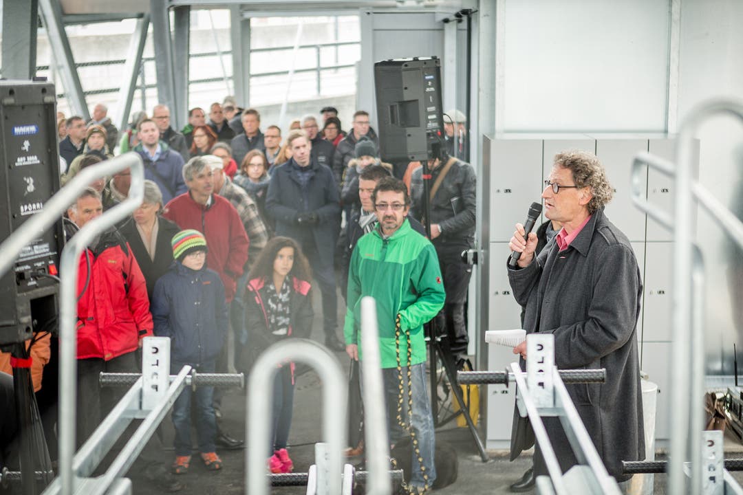 Impressionen von der Eröffnung der Velostation Baden. Im Bild: Stadtammann Geri Müller hält eine Ansprache.
