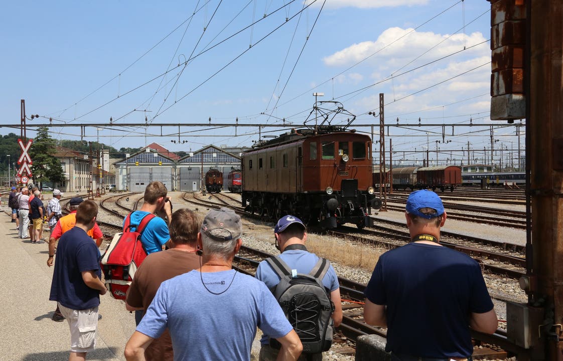 Die historische Lokomotive Be 47 aus den 1920er Jahren fährt an den jungen und alten Bahn- Enthusiasten vorbei
