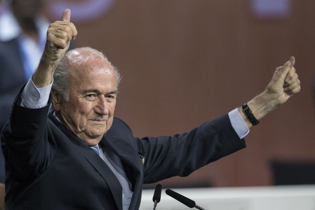 29. Mai 2015 Sepp Blatter wird trotz Festnahmen von Personen aus seinem Umfeld vom Fifa-Kongress als Präsident des Fussballweltverbandes bestätigt.
